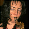 Heike Röllig spielt Saxophon