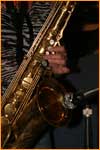 Ausschnitt eines Tenor-Saxophons mit Hand